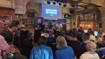 Frank Baumann spricht in der Kneipe zu Fans.
