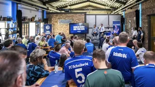 Die Schmiede in Blintrop war vollgepackt mit Schalke-Fans.