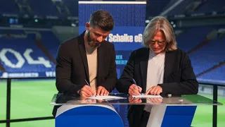 Miron Muslic und Norbert Elgert unterzeichnen ihre Mitgliedschaft in der Auf Schalke eG.