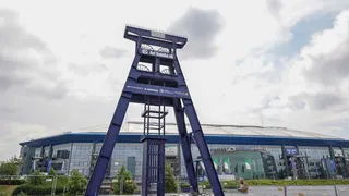 Förderturm der Genossenschaft vor der VELTINS-Arena