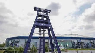 Förderturm der Genossenschaft vor der VELTINS-Arena