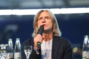 Norbert Elgert spricht zum Publikum.