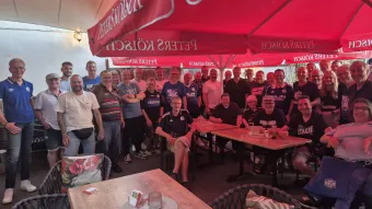Gruppenfoto mit allen Gästen des Abends.